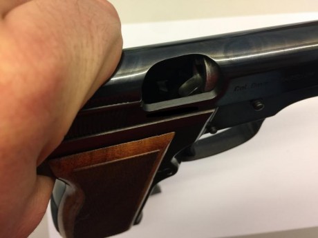 Vendo pistola Máuser modelo 90 en 9mm. parabellum.
Está guiada en F.
Situada en Zaragoza.
Alzas regulables 01
