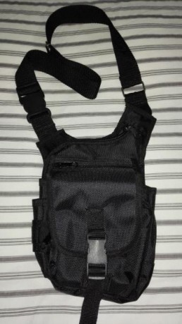 Vendo bolso bandolera porta arma, marca Akar, con varios bolsillos y sujeciones.
Precio: 20 euros.
Lugar 02