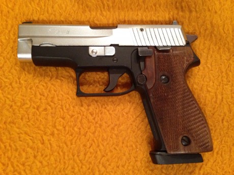 Buenos días:

Un buen amigo me ha pedido que le ponga a la venta esta magnífica pistola.

Es una Sig Sauer 00