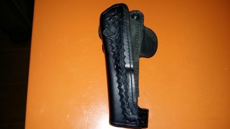 Bueno despues de haber vendido las armas de nuestro compañero fallecido... siguen saliendo cosas por los 01