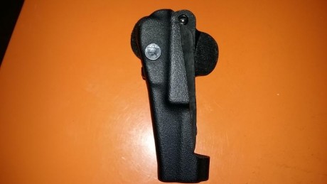 Bueno despues de haber vendido las armas de nuestro compañero fallecido... siguen saliendo cosas por los 11