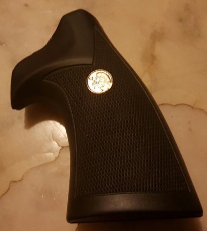 Son cachas originales Colt, para el modelo Python, 40 euros, estan con muy poco uso, porque tenia puestas 01
