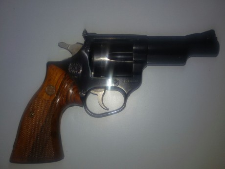 Un amigo ,me a pedido que ponga a la venta su revolver Astra Terminator de 4 pulgadas del 
calibre 44 01