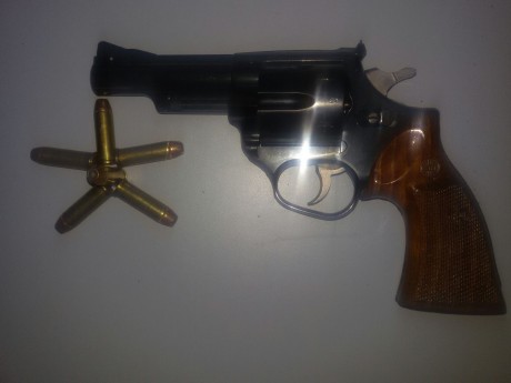 Un amigo ,me a pedido que ponga a la venta su revolver Astra Terminator de 4 pulgadas del 
calibre 44 00