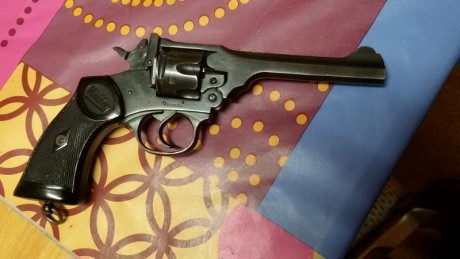 Vendo esta webley mk IV del calibre 38 webley o 38 corto.
La compre con intención de competir en piñal 00