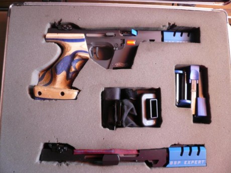  CON 2 CALIBRES : Cal. 22 para Precisión, Standard,  etc. y Cal. 32 para Fuego Central.
El arma esta impecable 02