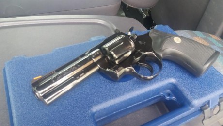 Hola a todos,un compañero quiere vender este Colt python, es un cuatro pulgadas del calibre 357 magnum, 01