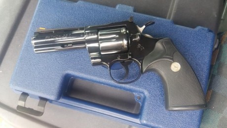 Hola a todos,un compañero quiere vender este Colt python, es un cuatro pulgadas del calibre 357 magnum, 00
