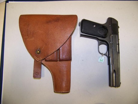 vendo   pistola. funda y portes 1300 €  calibre 9 milímetros en tiro libro de coleccionista envio incluido 92