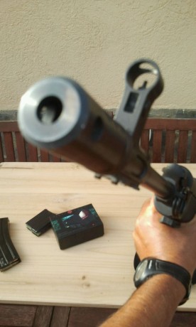 Se vende el mencionado fusil en un estado 10 con dos cargadores, uno transparente de 10 limitado y otro 01