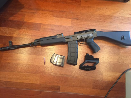 Se vende el mencionado fusil en un estado 10 con dos cargadores, uno transparente de 10 limitado y otro 12