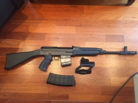 Se vende el mencionado fusil en un estado 10 con dos cargadores, uno transparente de 10 limitado y otro 11