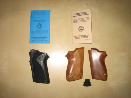 Hola, vendo este lote de cachas unas de madera de Hardwood, y la otra de polímero, para la Pistola SW 02