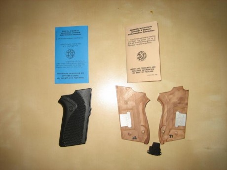 Hola, vendo este lote de cachas unas de madera de Hardwood, y la otra de polímero, para la Pistola SW 01