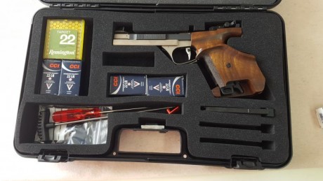 Hola a todos

Ésta es un arma que no abunda. Se trata de una Walther P88 Champion 9mm, modelo de competición 82