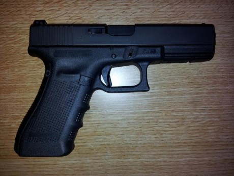 Vendo Glock 17 de 4 generación en perfecto estado, mejor que nueva, el arma no ha disparado ni tres cajas 30