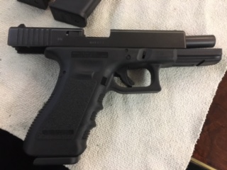 VENDO GLOCK 17
  Prácticamente nueva la compre para hacer IPSC pero finalmente
  solo he tirado unos 600 01