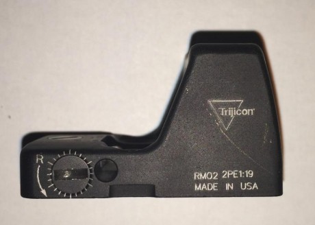 Se vende este magnifico visor de punto rojo TRIJICON RMR, modelo 02, con punto de 8 MOA.
Es un visor ultracompacto, 00
