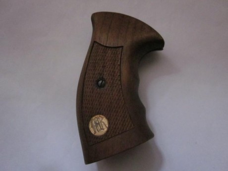 :tanque^: Hola.
Pongo a la venta, empuñadura original, para revolver Manurhin, sirve para los 
modelos 01