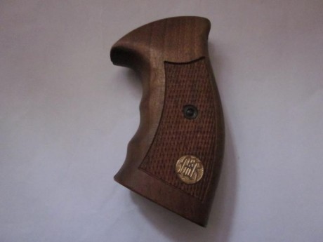 :tanque^: Hola.
Pongo a la venta, empuñadura original, para revolver Manurhin, sirve para los 
modelos 00