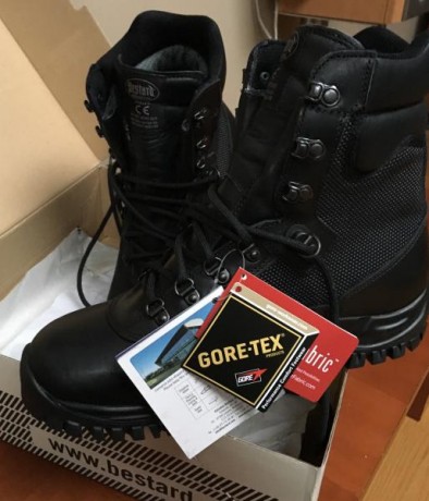 Vendo botas bestard asalto nuevas, nunca usadas lo mejor en botas tácticas.
Precio 95€ entrega en mano 02