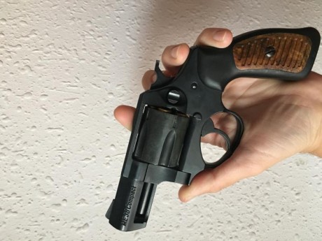 -Hola,
pongo a la venta esta detonadora. No está en perfecto estado, como se puede apreciar en las fotos. 01