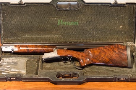 Hola buenas vendo una muy exclusiva Perazzi grabada  se entrega con varias culatas y 2 baterias  . Esta 02