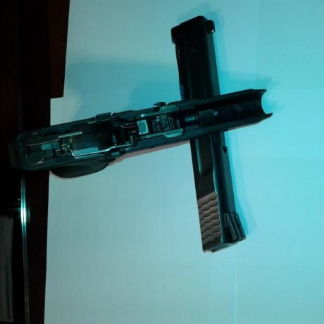 Vendo S&W MP9, con aproximadamente 150 tiros, por 350 €, con los portes incluidos a península. Si 00