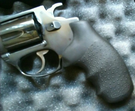 Cachas hogue nuevas sin estrenar.. Solo puestas para hacer fotos ... Aptas astra 250 smithanwesson jframe 00