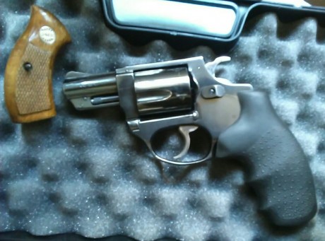 Cachas hogue nuevas sin estrenar.. Solo puestas para hacer fotos ... Aptas astra 250 smithanwesson jframe 10