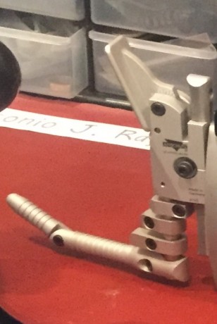 Buenos días: 

Vendo chasis de aluminio válido para carabinas Anschutz de acción redonda y cuadrada, va 10