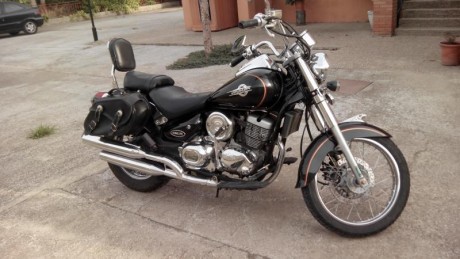 La vendo por cambiarme a una Vulcan S 650. La moto va perfectamente, tiene 17.500 km.

Es del 2007 carburación, 01
