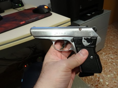 Hola vendo esta maravilla de pistola VZOR 7.65 . Arma robusta e indestructible.
La vendo con dos cargadores 02