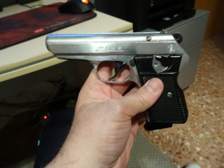 Hola vendo esta maravilla de pistola VZOR 7.65 . Arma robusta e indestructible.
La vendo con dos cargadores 01