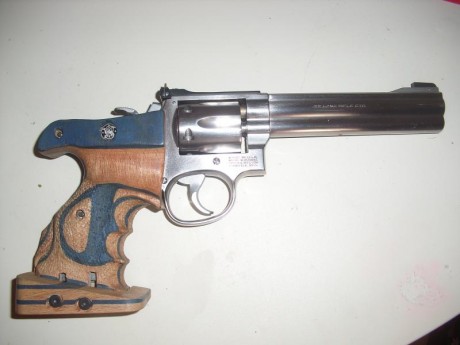 Buenas a tod@s , vendo S&W modelo 617 inox de seis pulgada y seis disparos en calibre 22 en perfecto 00