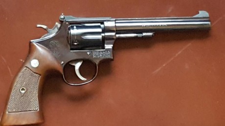Vendo revolver SMITH WESSON K17/3  calibre 22 L.R. de 6", el arma esta en muy buenas condiciones, 01