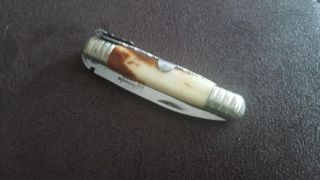 Navaja Machete Fernandez de Albacete en hueso de jirafa con cierre de palanquilla y virolas cerradas.. 01