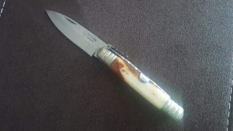 Navaja Machete Fernandez de Albacete en hueso de jirafa con cierre de palanquilla y virolas cerradas.. 00
