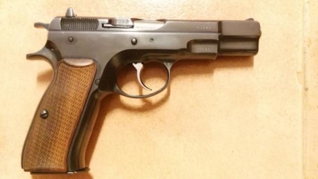 Se vende pistola cz 75 impecable, muy pocos tiros, fue un capricho, esta documentada en F tiene las cachas 01