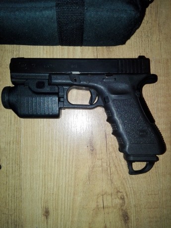 Se vende:
 1 Glock 17 GenIII con 2 cargadores y taloneras intercambiables. Guiada en A. En buen estado.
1 01