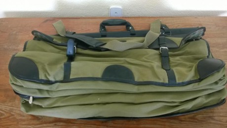    
Bolsa muy reforzada para transportar armas y accesorios, aguanta muchos kilos, en la parte central 02