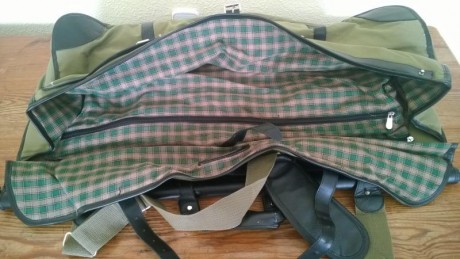    
Bolsa muy reforzada para transportar armas y accesorios, aguanta muchos kilos, en la parte central 00