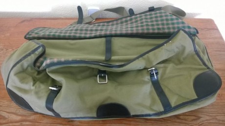    
Bolsa muy reforzada para transportar armas y accesorios, aguanta muchos kilos, en la parte central 11