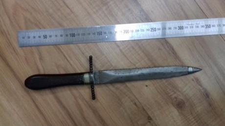 Feliz año a todos. Cuelgo aquí las fotos de 8 armas blancas de un familiar para vender. 
VENDIDO 80