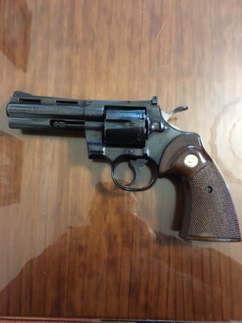Se vende revolver Colt Python cal. 357/ 38spl, empuñadura original, gama antigua. Precio 600 Euros. Contacto 01