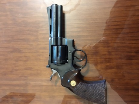 Se vende revolver Colt Python cal. 357/ 38spl, empuñadura original, gama antigua. Precio 600 Euros. Contacto 00