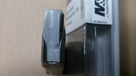 Buenas,  

        Vendo cargador para pistola SMITH & WESSON M&P SHIELD 9x19, capacidad 7 CARTUCHOS. 01