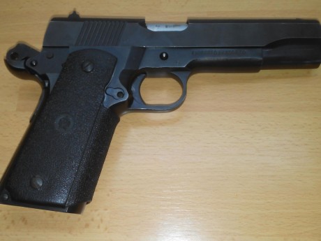 Hola, buenas tardes y feliz año nuevo a todos.

Un compañero me ha pedido que anuncie una de sus armas. 02