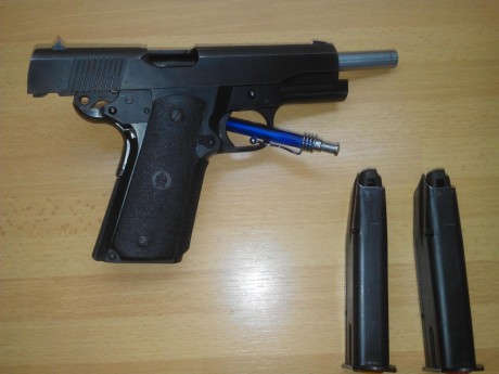 Hola, buenas tardes y feliz año nuevo a todos.

Un compañero me ha pedido que anuncie una de sus armas. 01