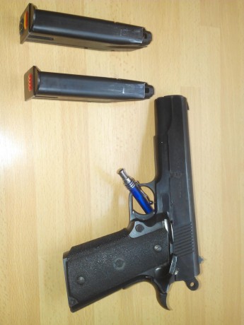 Hola, buenas tardes y feliz año nuevo a todos.

Un compañero me ha pedido que anuncie una de sus armas. 00